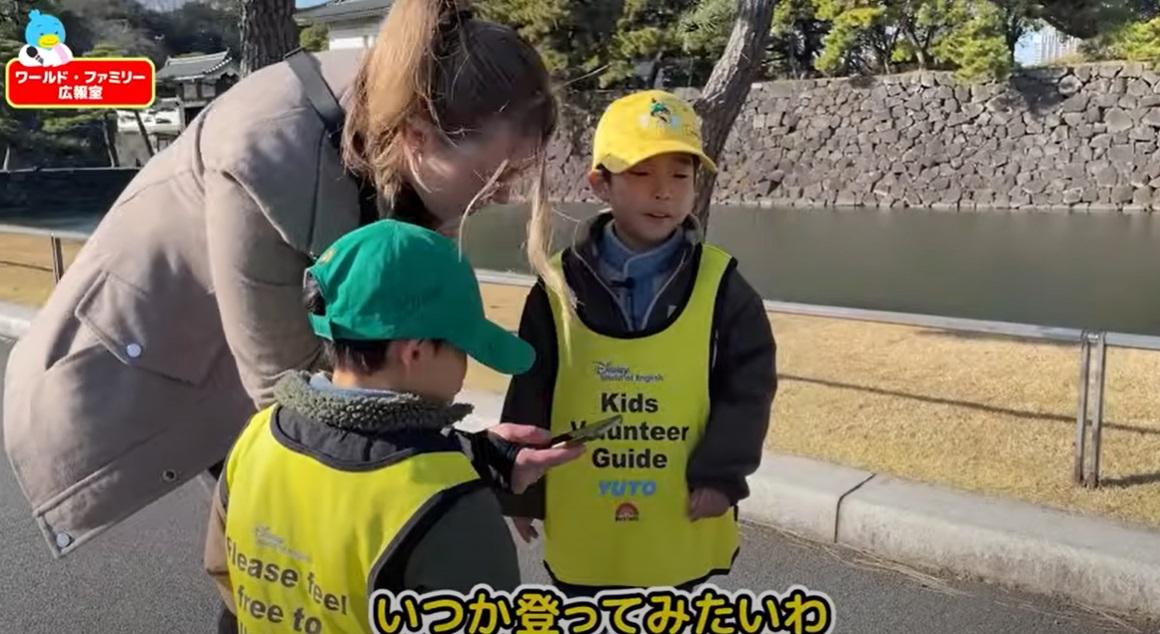 小兄弟手與遊客熱情互動,遊客給他們看遊覽富士山所拍的照片。(互聯網)