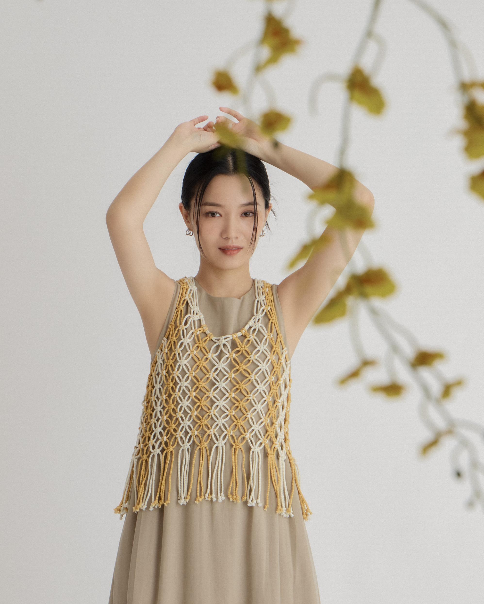 INTIQUE以自家設計及定製的直紋鉤針編織圖案,創作背心及長裙套裝。