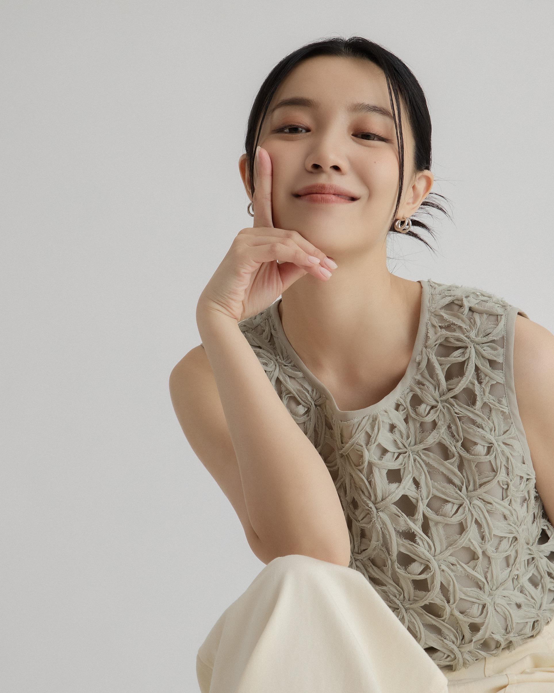 INTIQUE以自家設計及定製的直紋鉤針編織圖案,創作背心及長裙套裝。