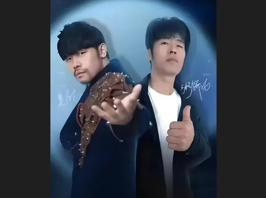 有多場酒吧表演打出「雙倫來襲」,請來「黑倫」及「粥餅倫」兩名山寨周董登台。(圖/翻攝微博)