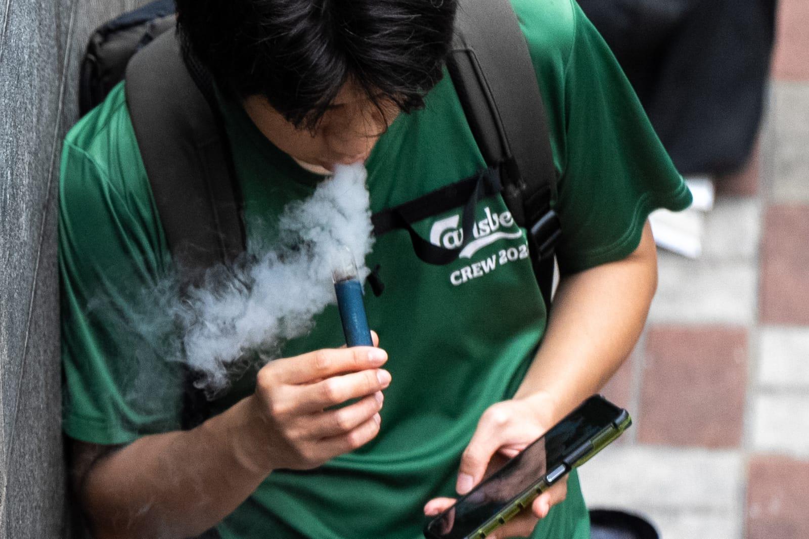 Ray Online|盧寵茂講禁煙分析「烟」字,稱像囚犯被禁在籠中。(林靄怡攝)