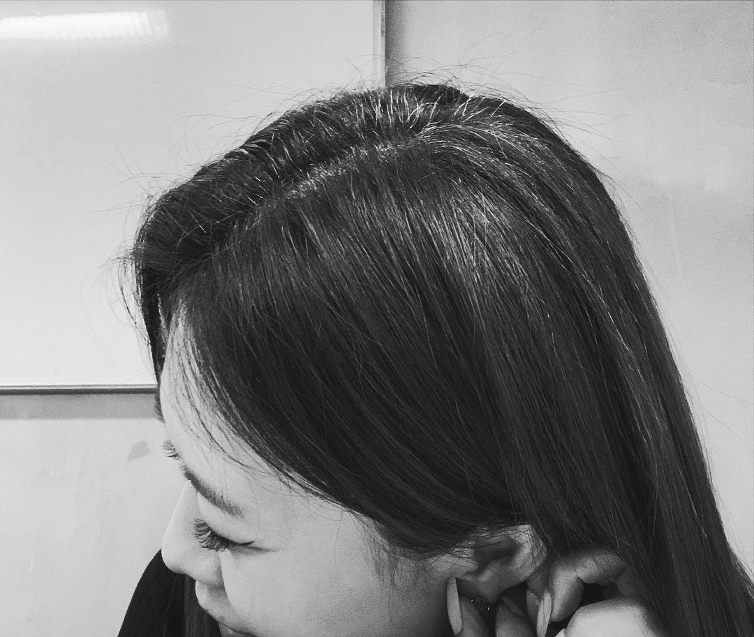 根據維基百科,宋芝齡曾就讀延世大學及明愛專業及成人教育中心商科。