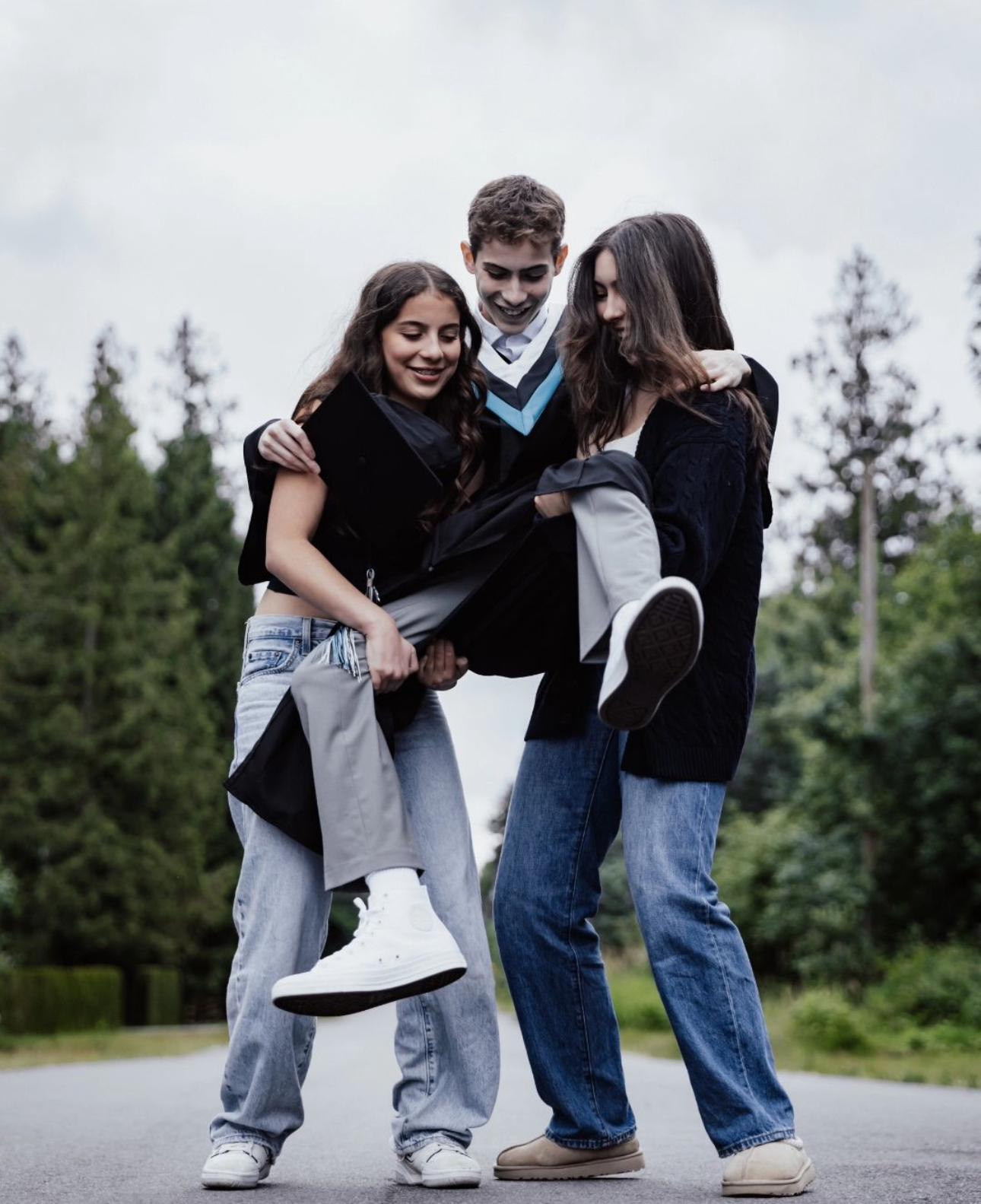 雅各川伯尼在加拿大參加中學畢業禮。