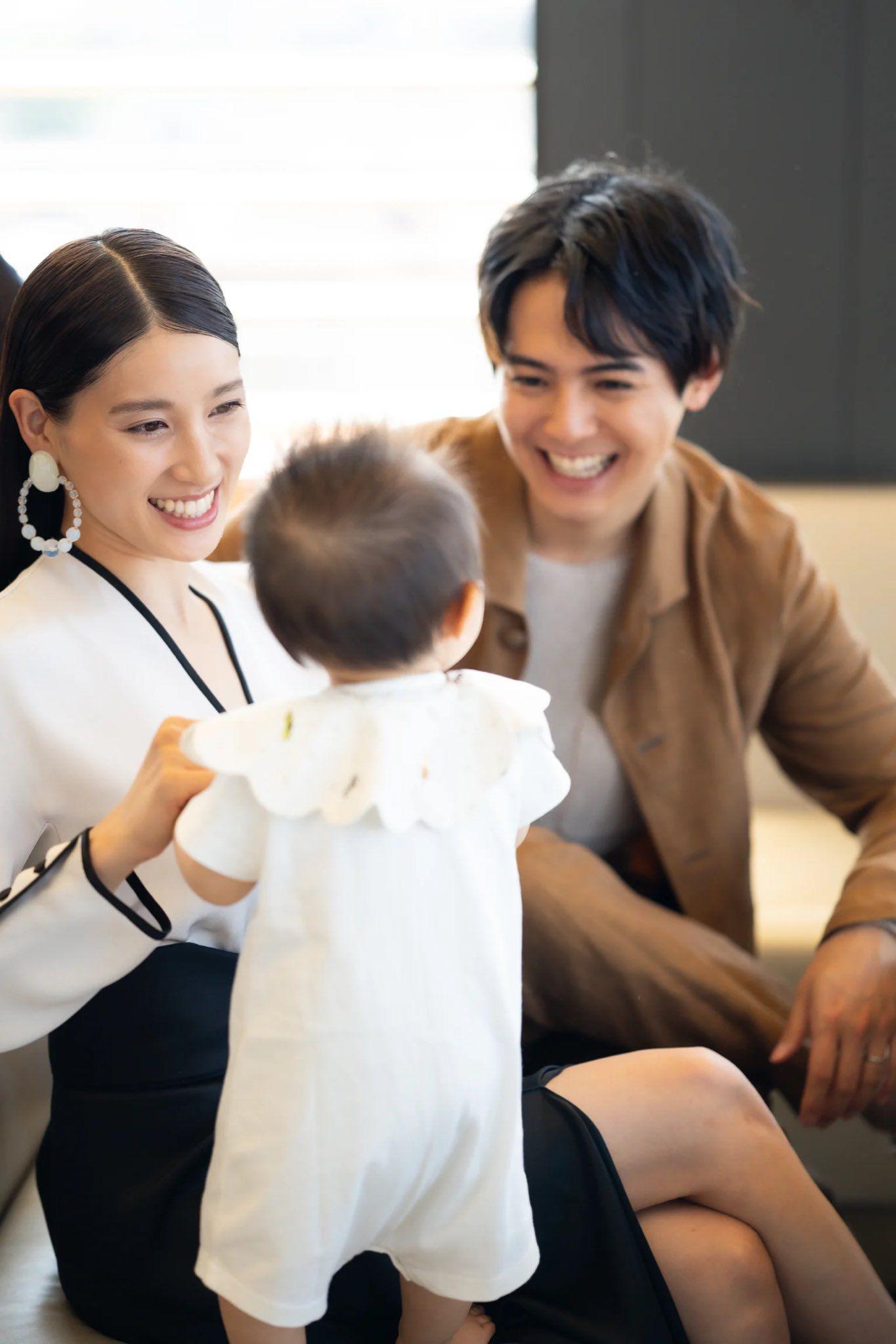 土屋太鳳與片寄涼太一家三口罕有同框。