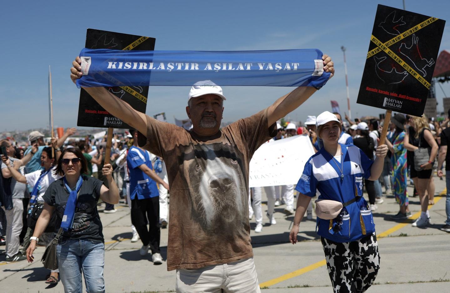 伊斯坦堡民眾周日上街抗議。(路透社)