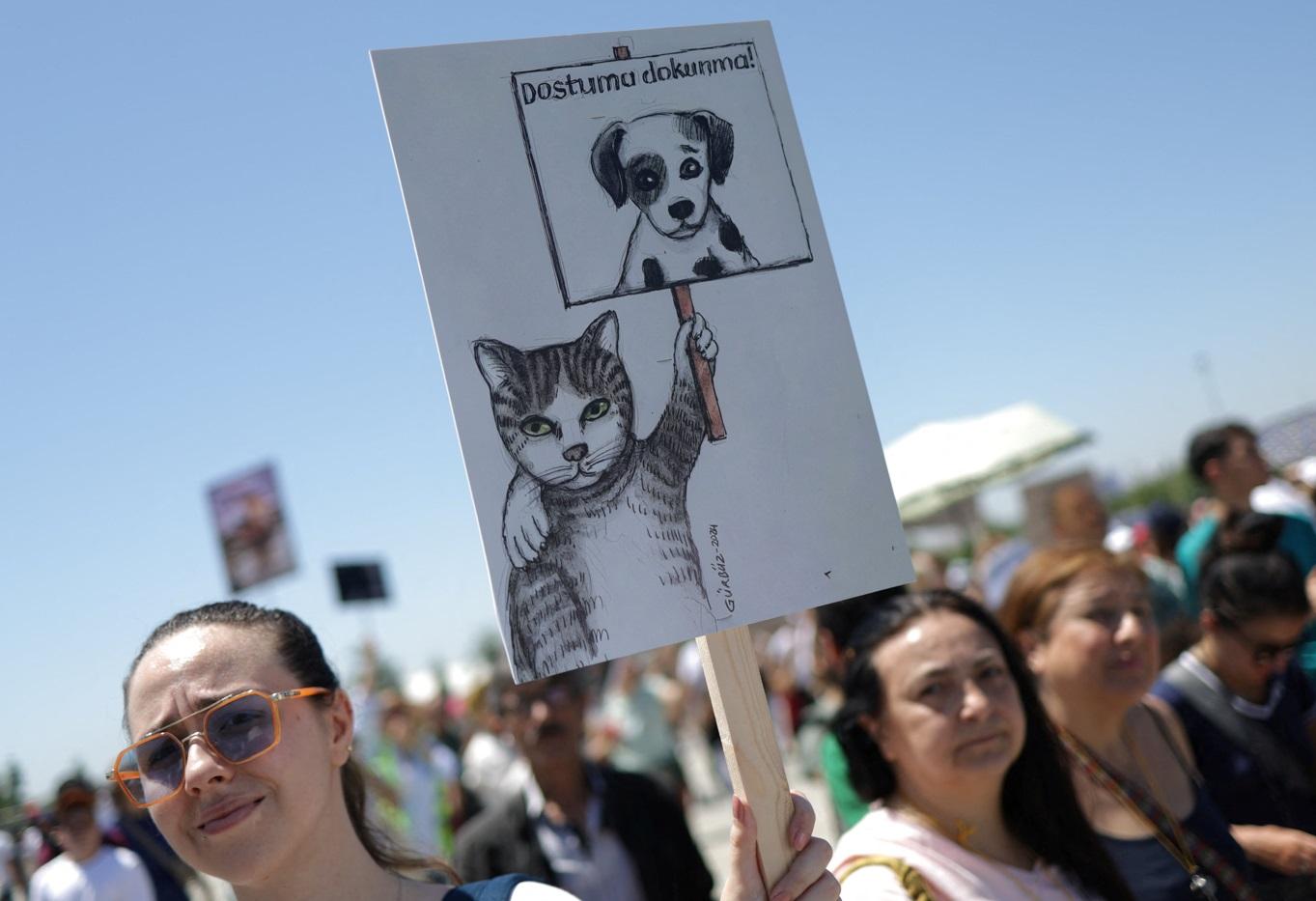 伊斯坦堡民眾周日上街抗議。(路透社)