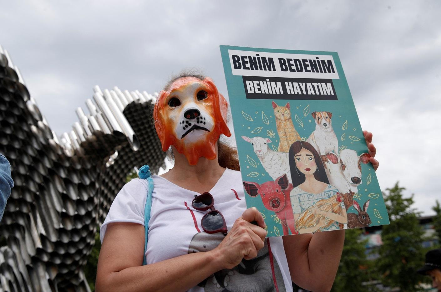 伊斯坦堡民眾周日上街抗議。(路透社)