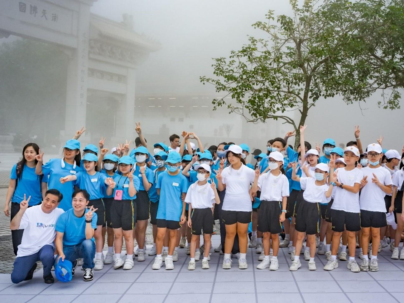 多啦A夢頭像快閃天壇大佛下 「100%多啦A夢&FRIENDS@昂坪360」6月14日啟動