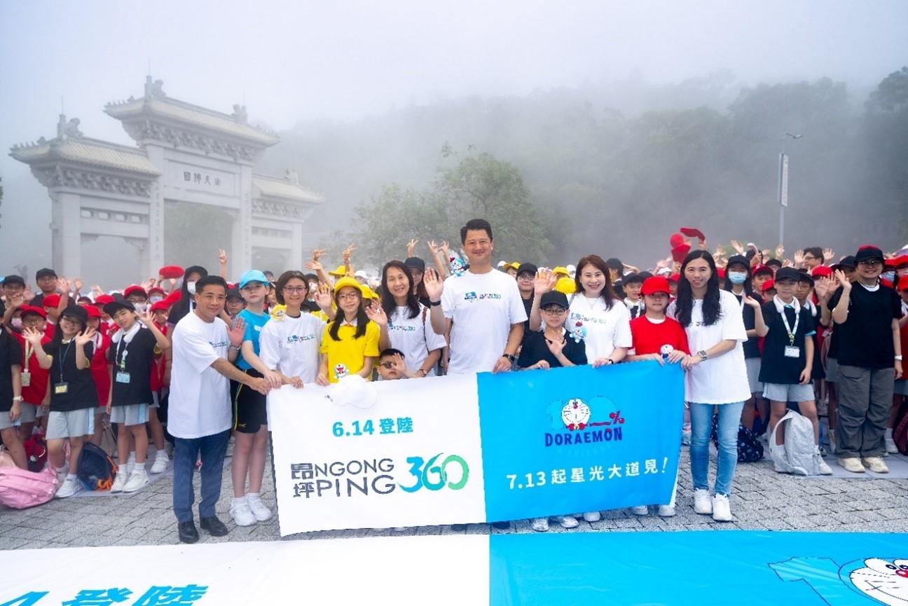 多啦A夢頭像快閃天壇大佛下 「100%多啦A夢&FRIENDS@昂坪360」6月14日啟動