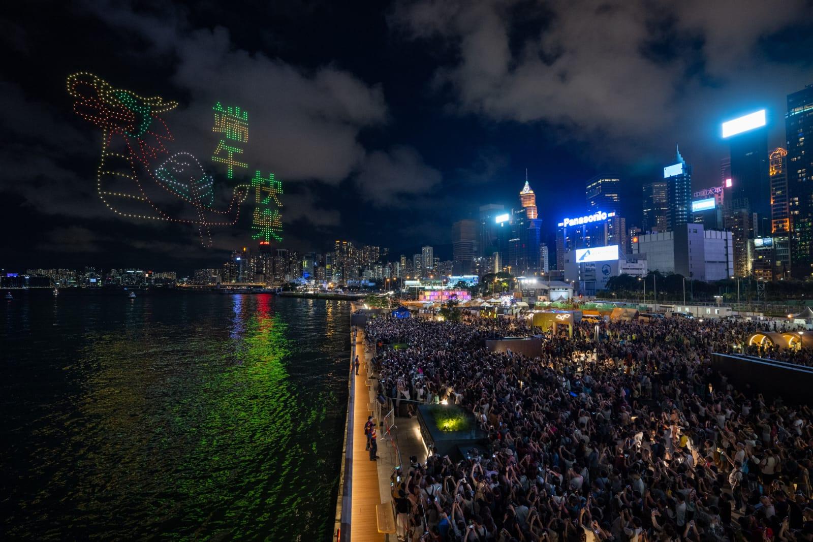 灣仔海濱上演以端午節為主題的無人機演出。(陳奕釗攝)