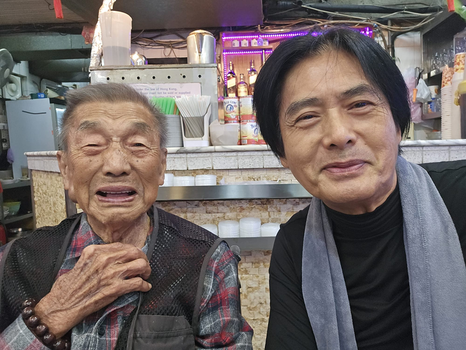 發哥幫襯了40多年,每張合照都是他主動用相機拍下的。