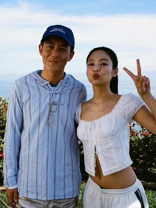 合照一出引起廣大網民熱烈討論。