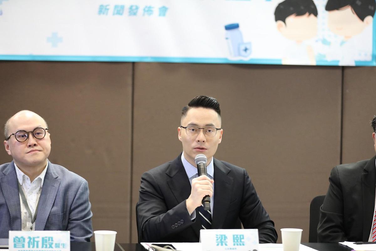 梁熙(右)建議港府將流感疫苗納入「香港兒童免疫接種計劃」。(民建聯提供)