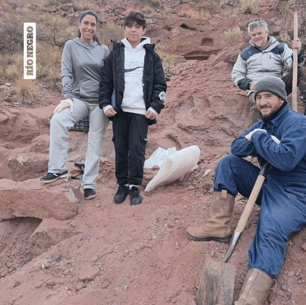 男童發現恐龍化石後,立即通知博物館,古生物學團隊隨即展開挖掘。(互聯網)