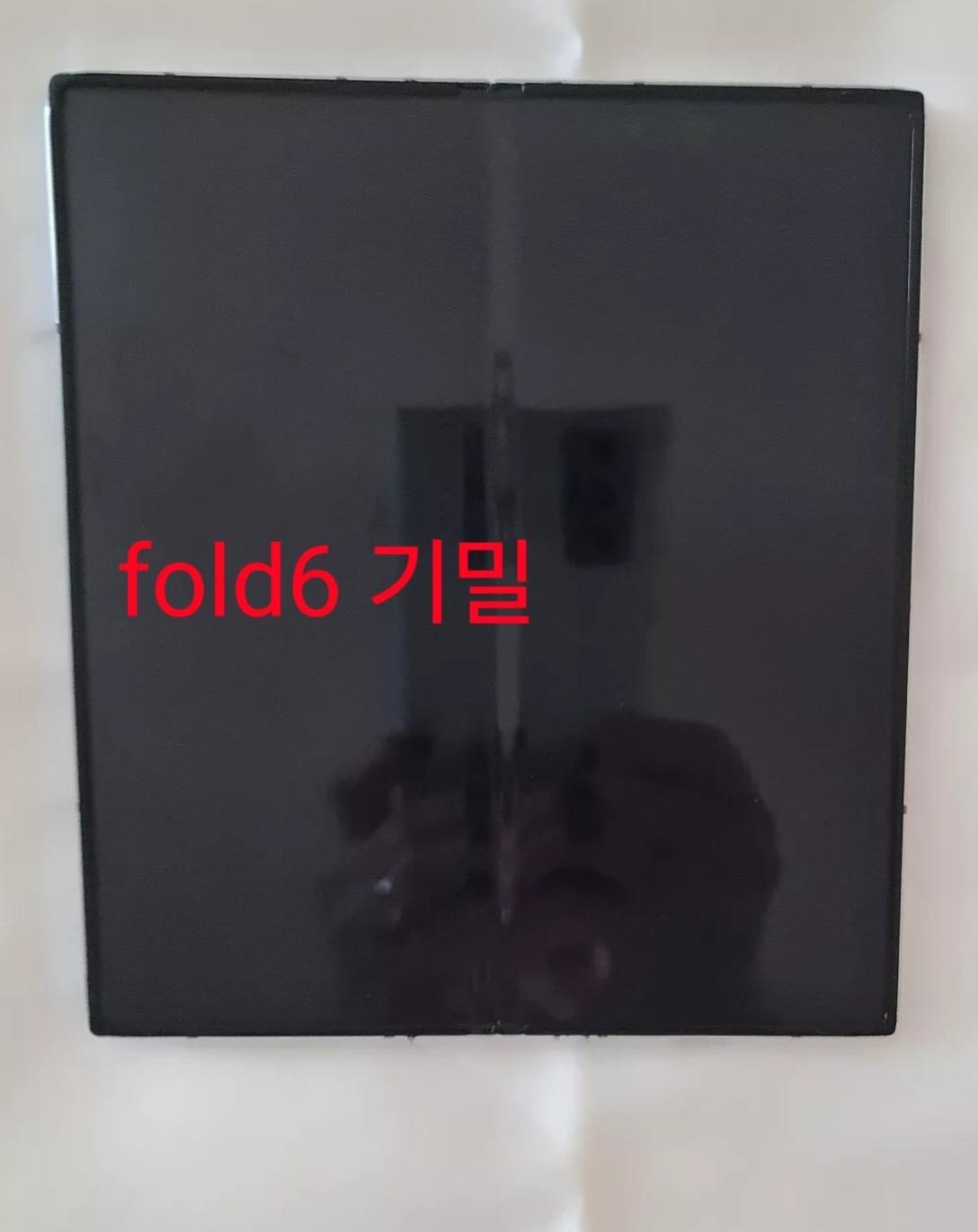 Samsung Galaxy Z Fold 6的樣辦機上的摺疊位有清晰的折痕。(相片來源:X @Ali TA Tech)