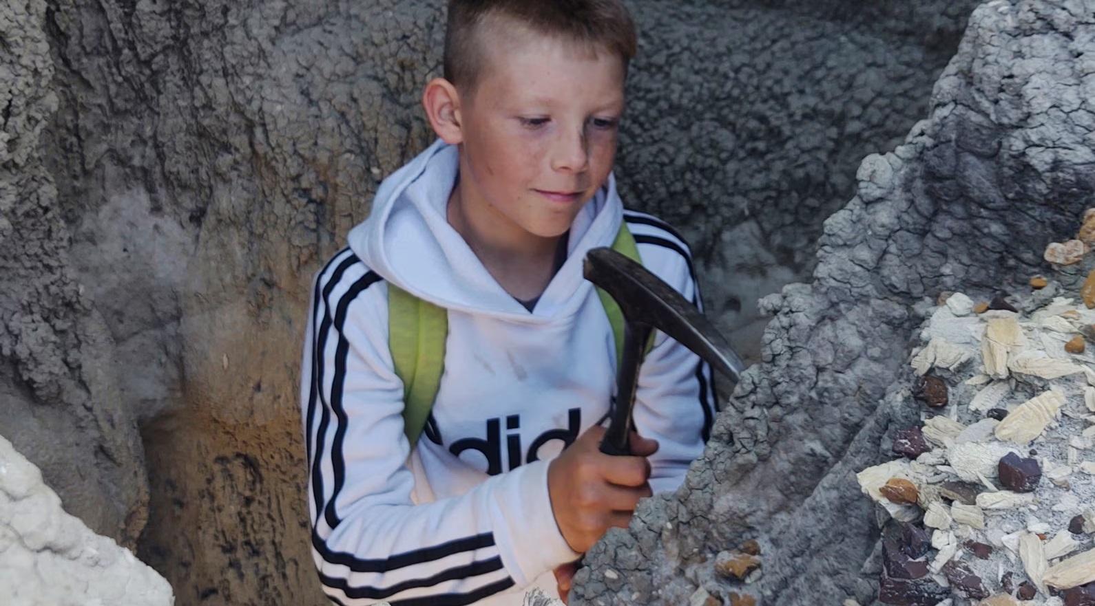 傑辛參與挖掘恐龍化石。(互聯網)