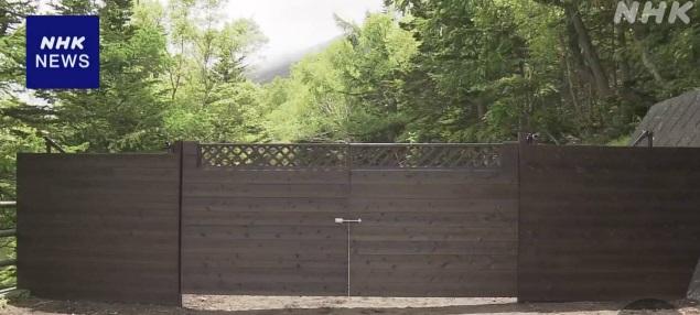 山梨縣富士山吉田五合目登山道入口已安裝閘門。(互聯網)