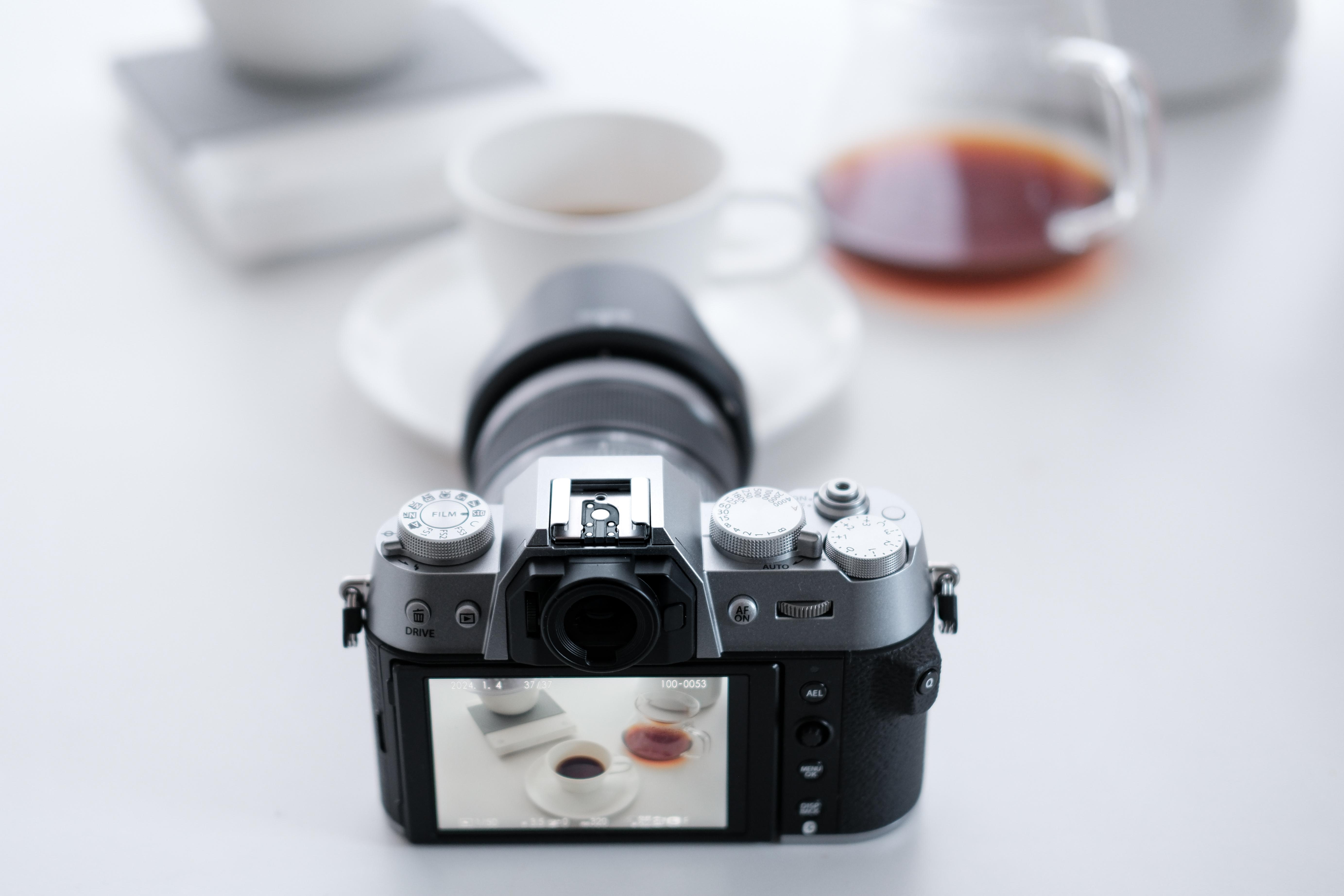 FUJIFILM X-T50無反數碼相機配備184萬點可翻轉式後 LCD 顯示屏。