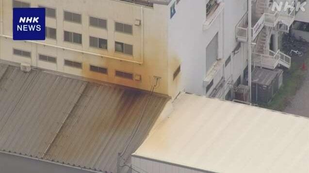 橙色煙霧不斷從廠房窗口飄出來。(互聯網)