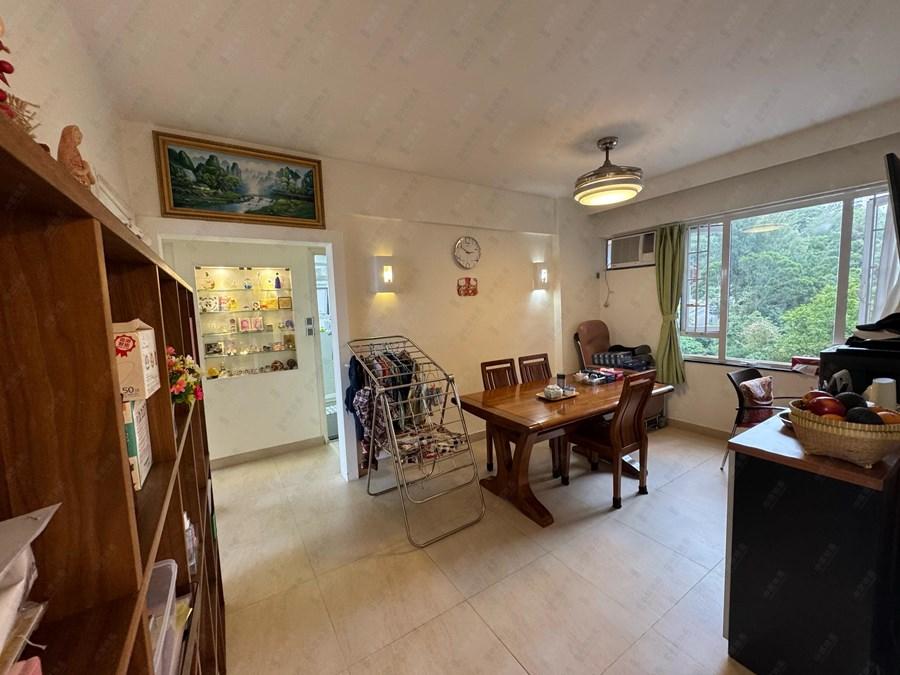 飯廳一邊景觀以翠綠山景為主。