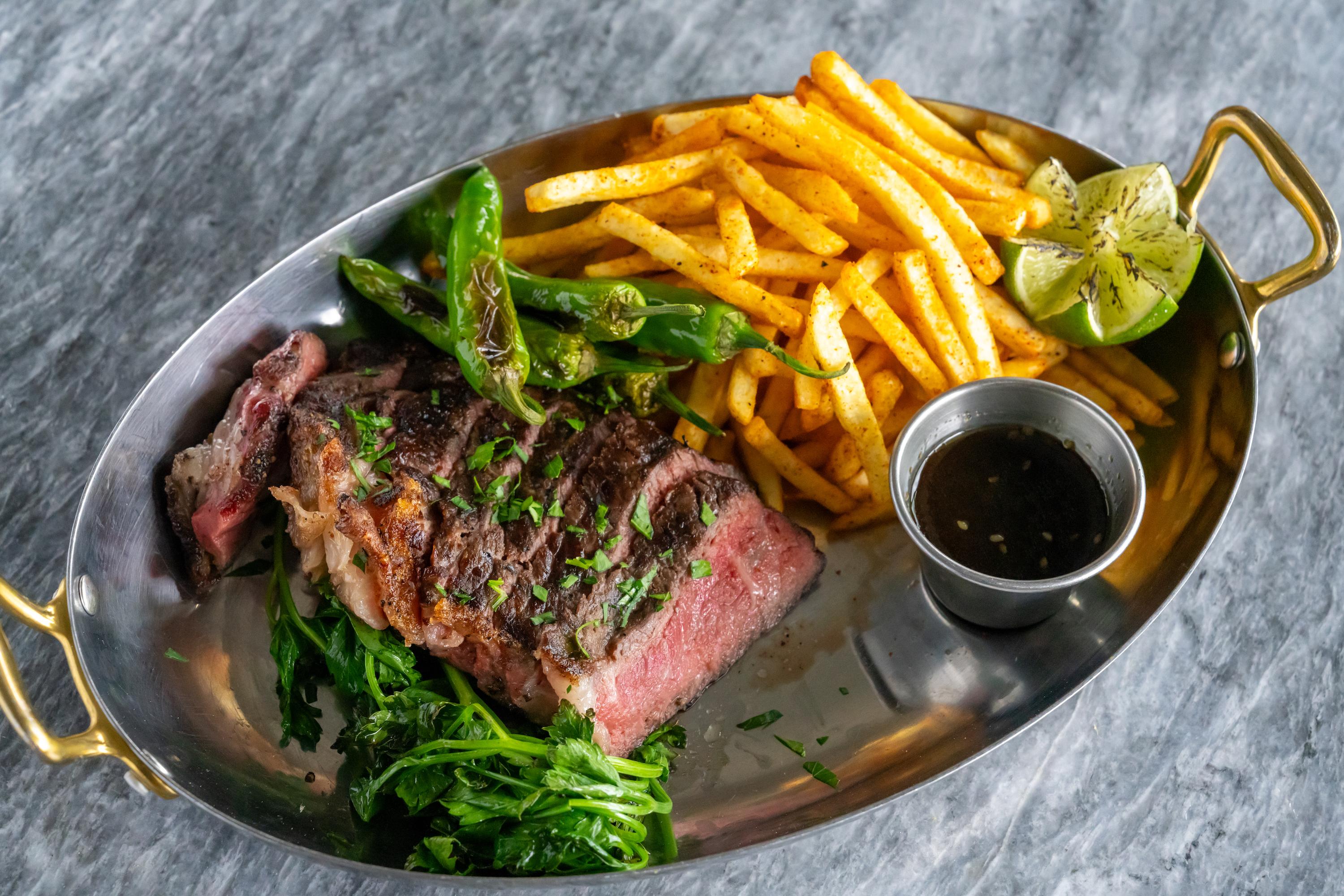 烤 M6 西冷牛排配日本小青椒和炸薯條