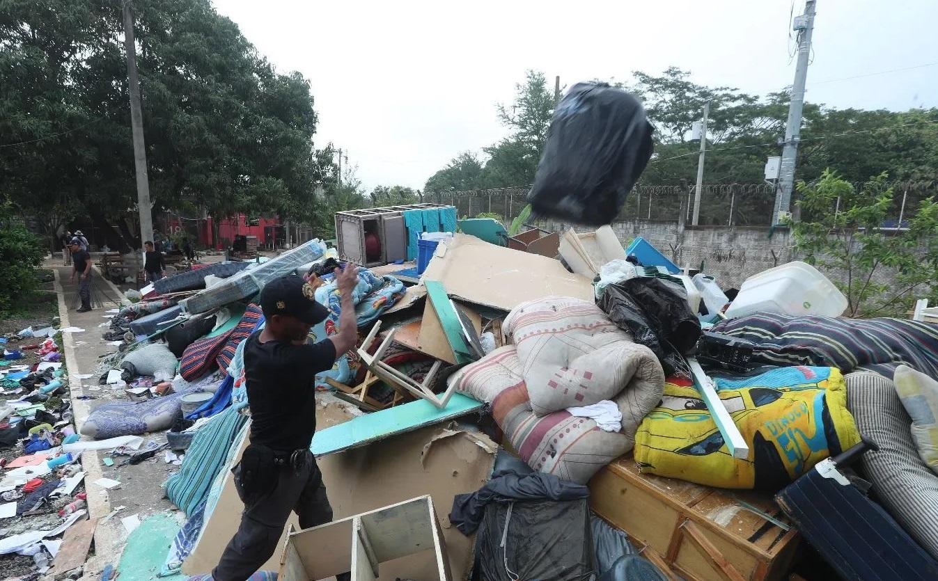 警方清出大量床褥、被鋪、冰箱、冷氣、音響等雜物。(互聯網)