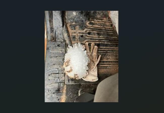 巨型冰雹size與手套比較。(互聯網)