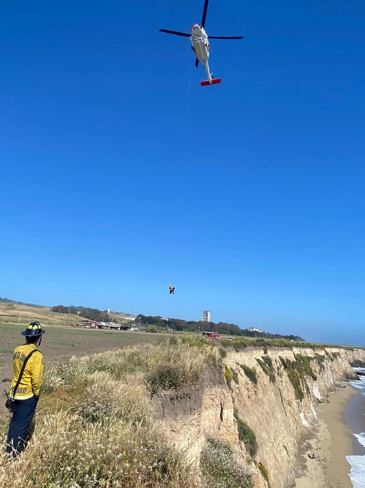 救援直升機把受困男子吊上峭壁上方的平地。(互聯網)