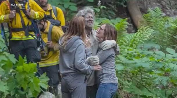 麥克利什獲救後與家人激動相擁。(互聯網)