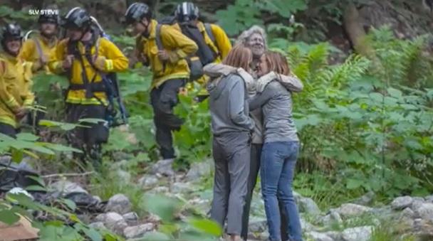 麥克利什獲救後與家人激動相擁。(互聯網)