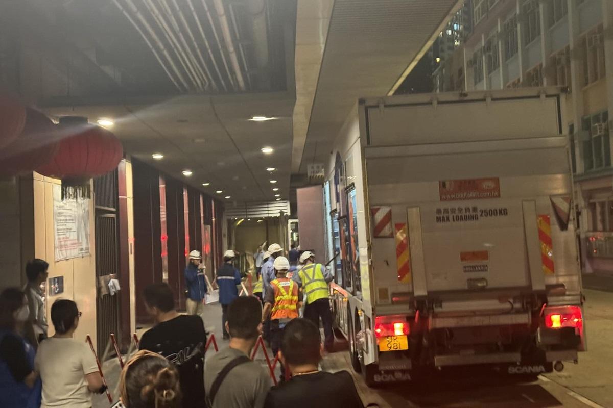 有中電工程人員到場搶修。(網民Bismarck Hung@FB群組「黃大仙區友(黃大仙,新蒲崗,鑽石山,慈雲山......)」)