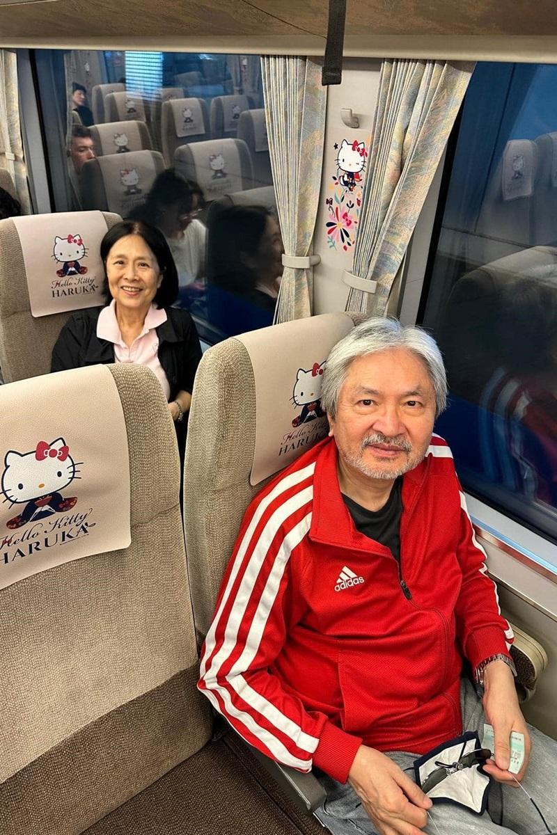 曾俊華最近同屋企人去完日本旅遊,仲搭咗Hello Kitty主題JR火車。(曾俊華FB)