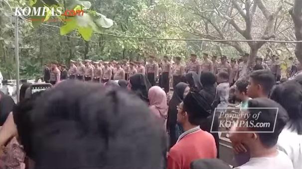 警隊及家人為死者舉行喪禮。(互聯網)