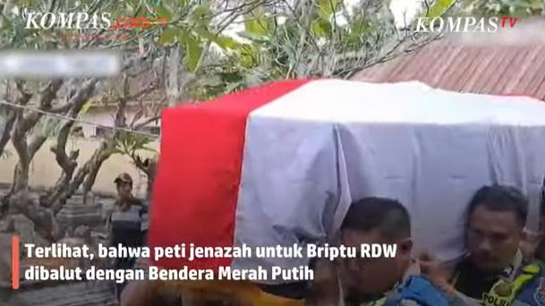 警隊及家人為死者舉行喪禮。(互聯網)