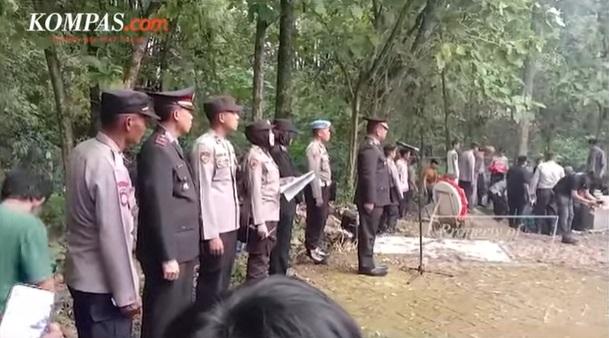 警隊及家人為死者舉行喪禮。(互聯網)