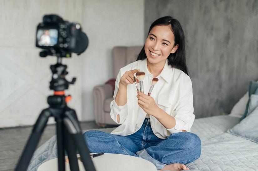 網紅收入差距大的影響因素很多,全職、兼職、精於某內容,如潮流、投資與生活方式等內容,都會對收入有影響。(互聯網)