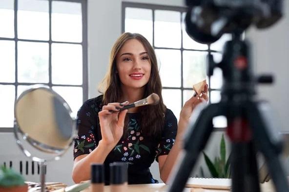 網紅從直播帶貨賺取收入,卻要面對廣告客戶的「強勢」。(資料圖片)