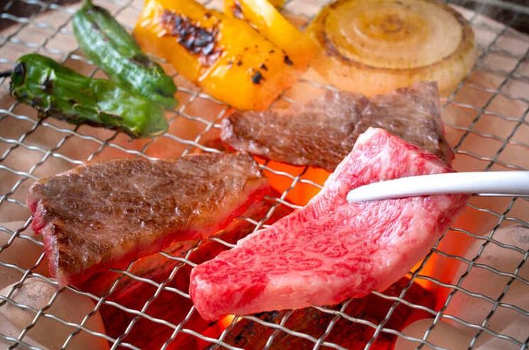 日本新一代愛吃肉,每人平均肉類消費量在過去20年持續增長,到2022年度已達34公斤。(互聯網)