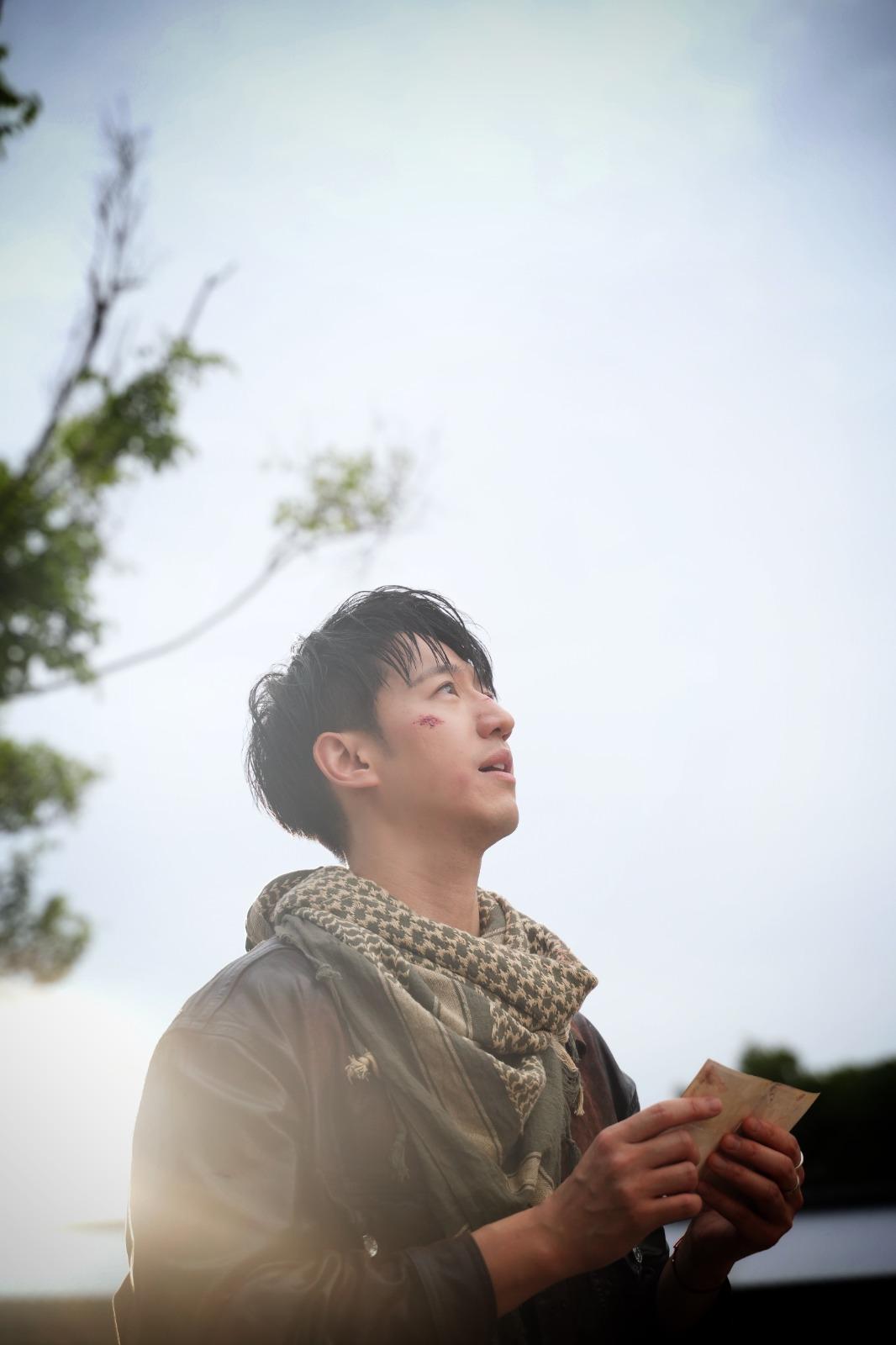 馮允謙在酷熱天氣警告下,穿着皮褸、圍巾、皮靴拍MV。