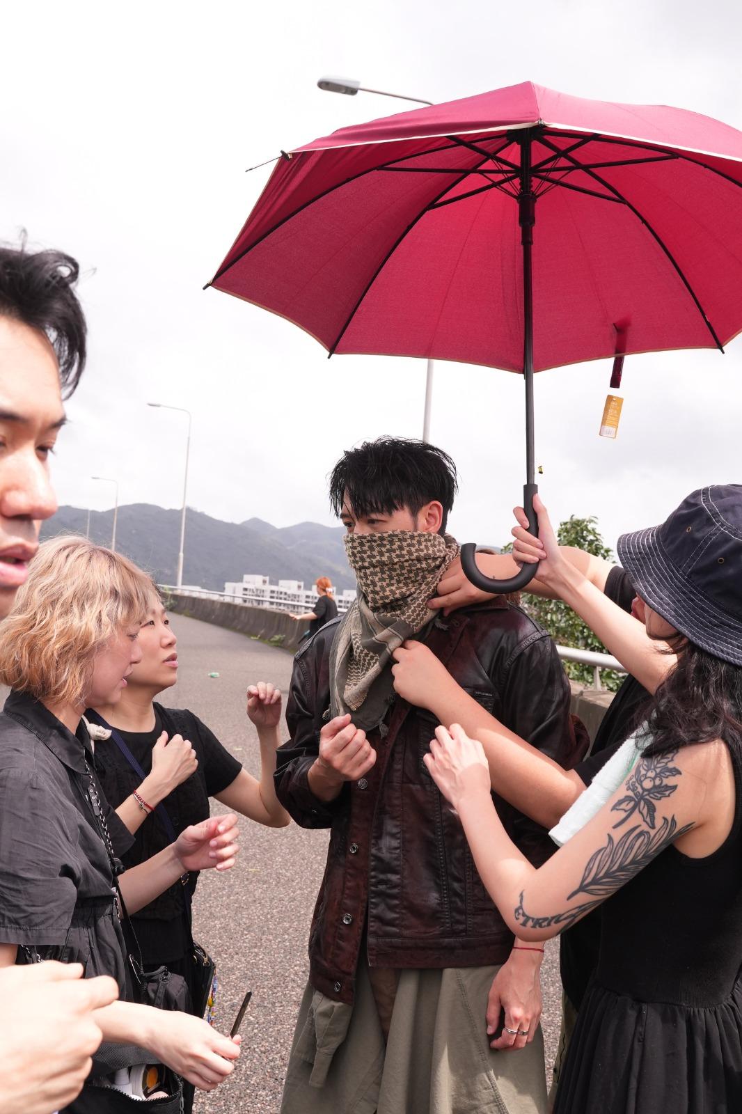 馮允謙在酷熱天氣警告下,穿着皮褸、圍巾、皮靴拍MV。