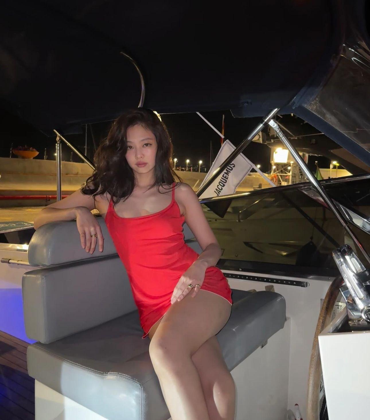 Jennie化身紅衣女郎曬玉腿,十分性感。