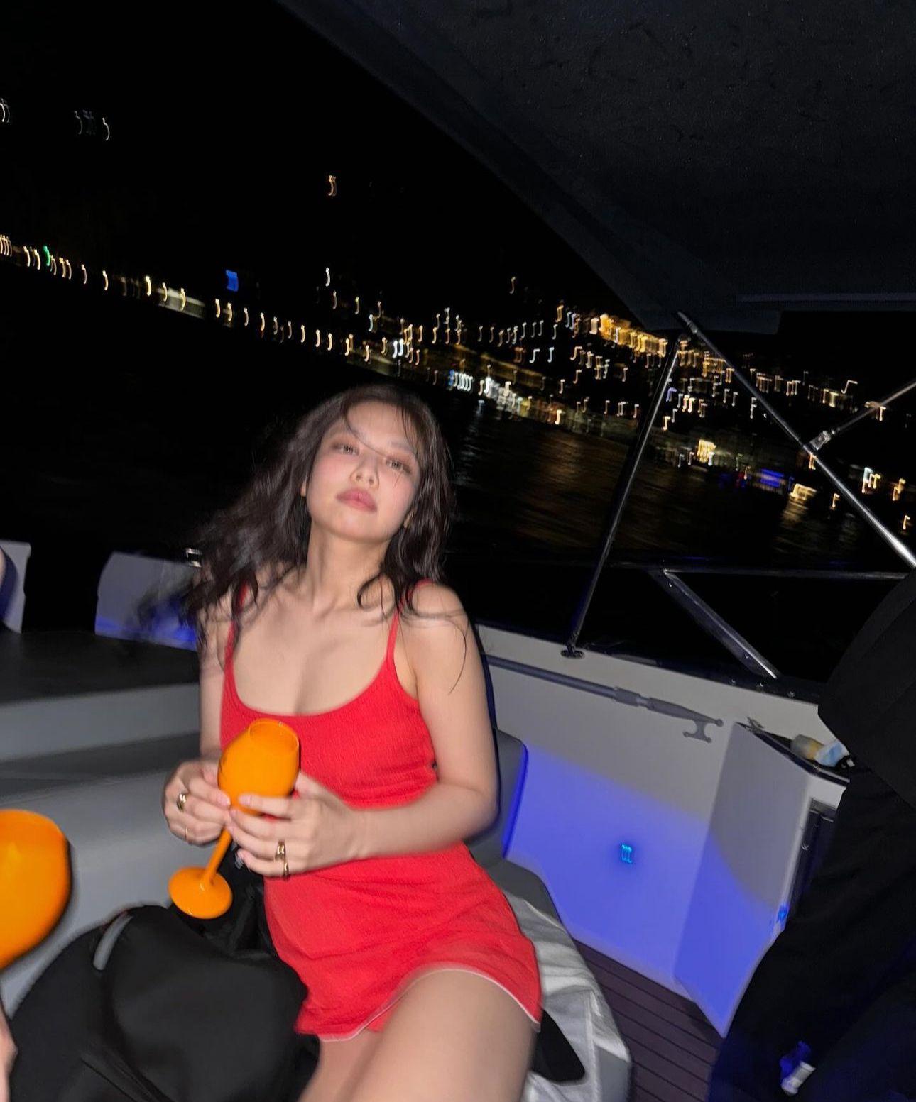 Jennie化身紅衣女郎曬玉腿,十分性感。