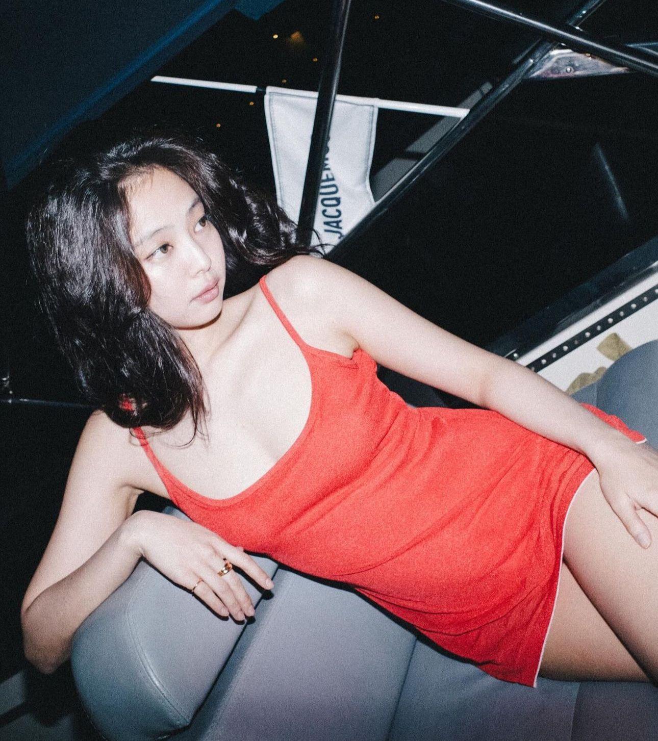 Jennie化身紅衣女郎曬玉腿,十分性感。