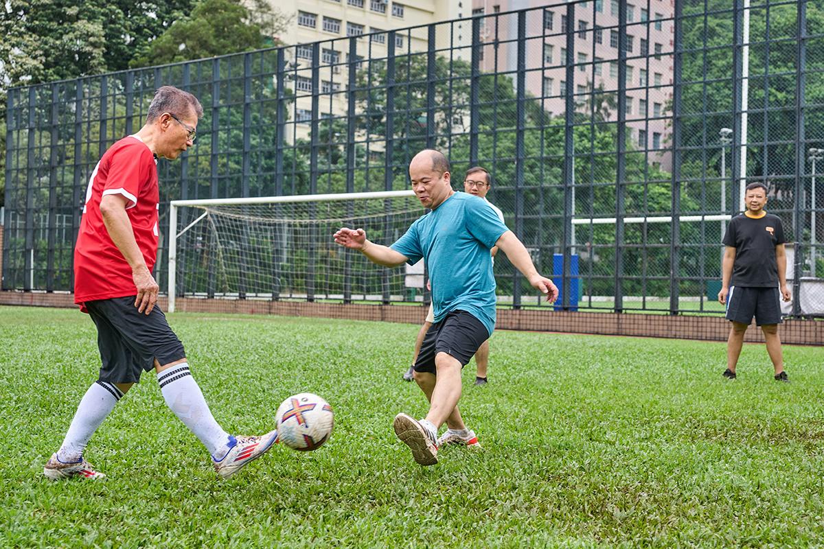 陳茂波與數對父子踢足球。(陳茂波網誌)