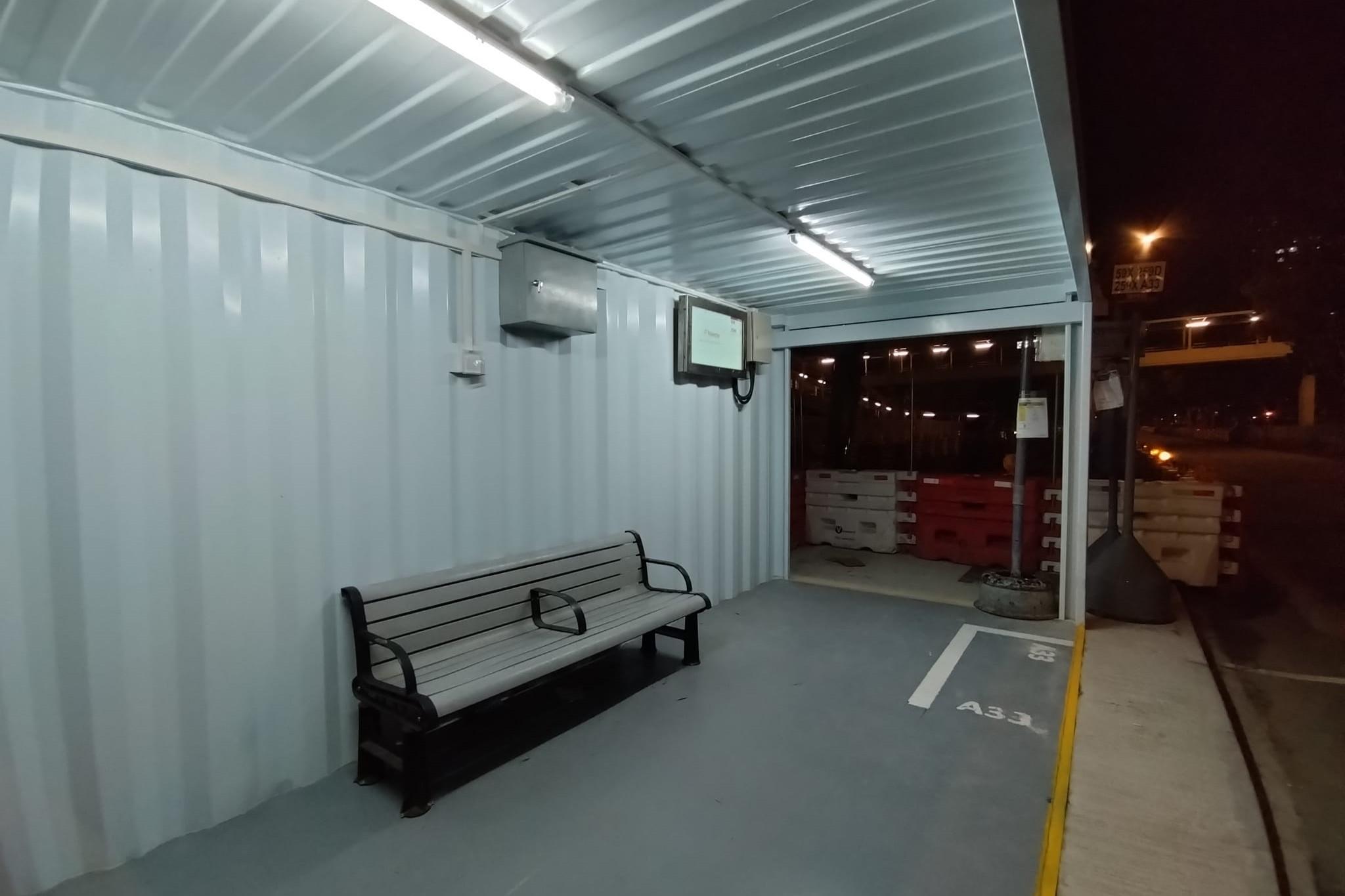 湖景邨湖翠樓對面的臨時巴士站由貨櫃改建而成。(網民Joyous Hing Wah Chan@FB群組「顯影屯門。青山散步」)