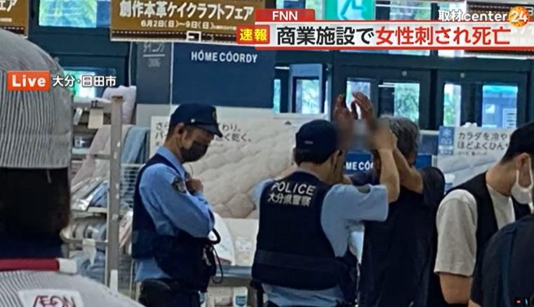 民眾拍到疑犯被警員帶走過程。(互聯網)