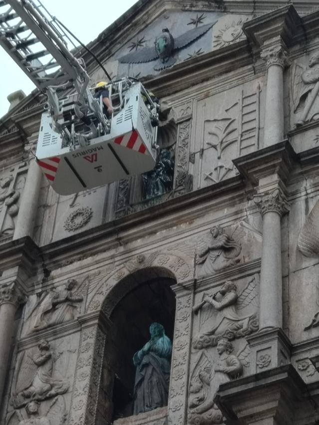 文化局聯同消防局對大三巴立面作近距離詳細檢查。澳門政府新聞局網頁圖片