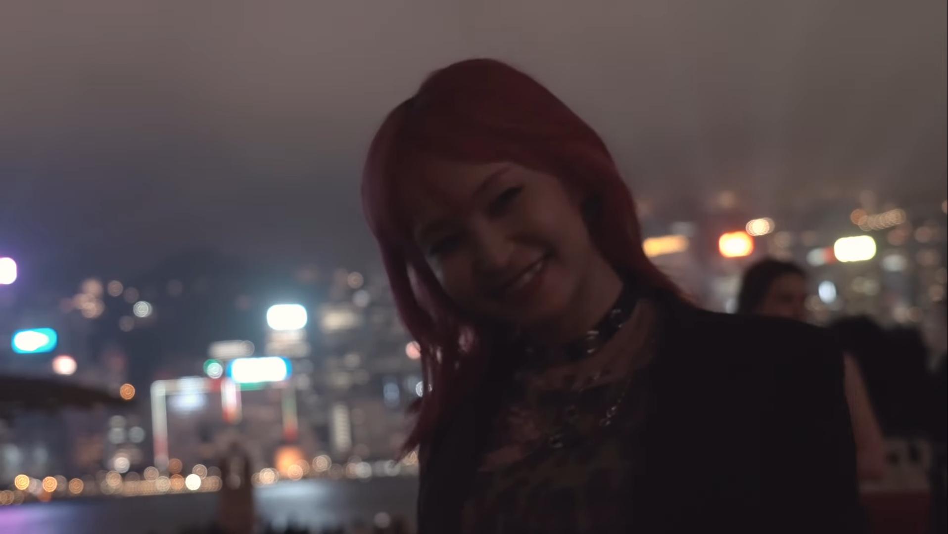 LiSA亦到尖沙咀睇夜景。