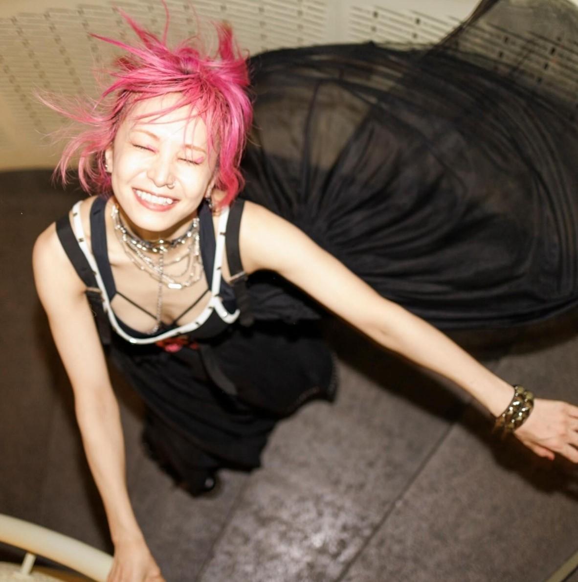 LiSA於尖沙咀街頭拍寫真留念。