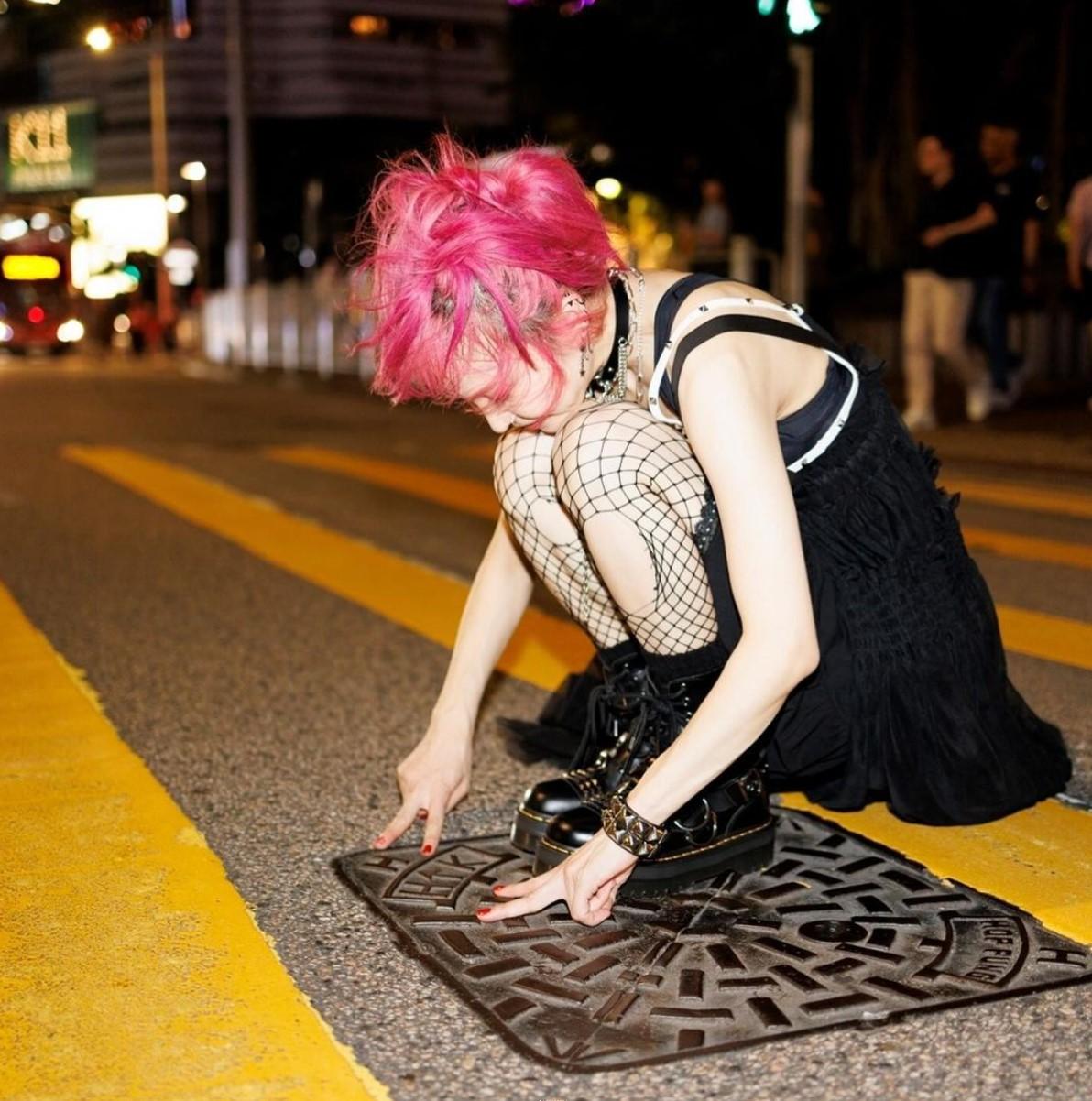 LiSA於尖沙咀街頭拍寫真留念。